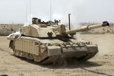 Challenger_2_Main_Battle_Tank_patrolling_outside_Basra,_Iraq_MOD_45148325