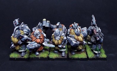 MomMiniatures Raise The Banner & Send Dwarves To War