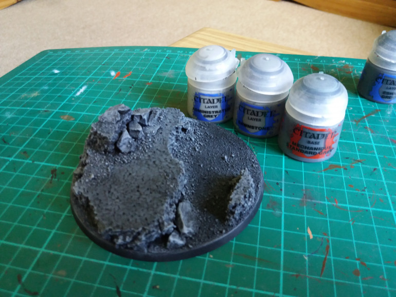 Step 3: Drybursh the rocks. Mech standard grey to begin, then dawnstone and a final drybrush of administratum grey, this was mainly concentrated around the smaller rocks to define the edges. better