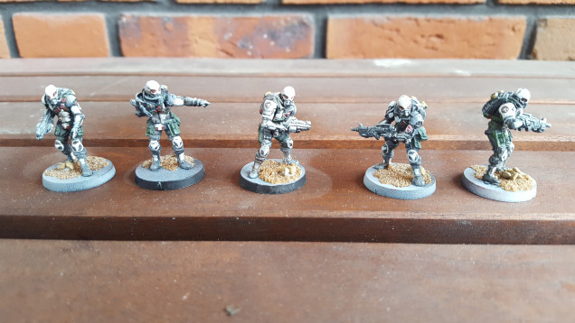After adding the decals I gave them a light spray with Armypainter matt antishine 