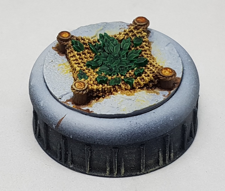The leaves were base coated with Ammo Mig Deep Green and then washed with a couple of coats of Army Painted Green Tone. A little Army Painted Strong Tone was added to the green tone and applied to the deeper areas.