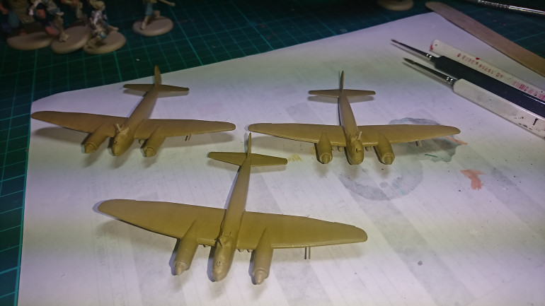 Next step I have chosen an interesting colour scheme for these models. First up I have used Vallejo Air Dark Yellow. On the upper side of the planes. 