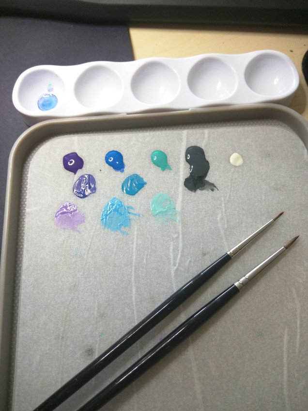 And here's how my palette looks, while working. The top row from left to right is the 5 base colors I work with. Below is the Violet and Mediterranean Blue mix and the Mediterranean Blue and carribean Blue mix. and the bottom row shows the 3 base colors mixed with the creme white.