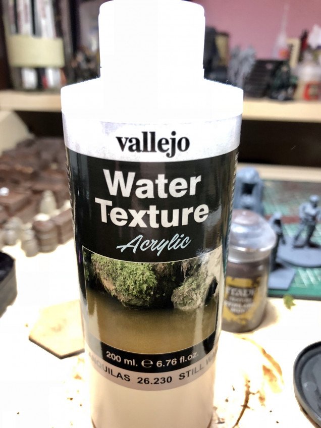 For the water effect im going to use Vallejo water effect. Never used it before so lets see what happens!