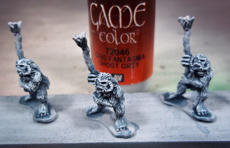 Highlight - Drybrush Vallejo Game Color Ghost Grey on extreme details.