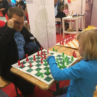 Spiel Players Speed Through Some Chess games