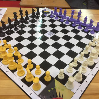 Spiel Players Speed Through Some Chess games