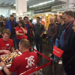 Spiel Players Speed Through Some Chess games