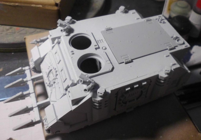Here you can see it at best at the top hatch. Which i left out, because it will be painted later in blue.