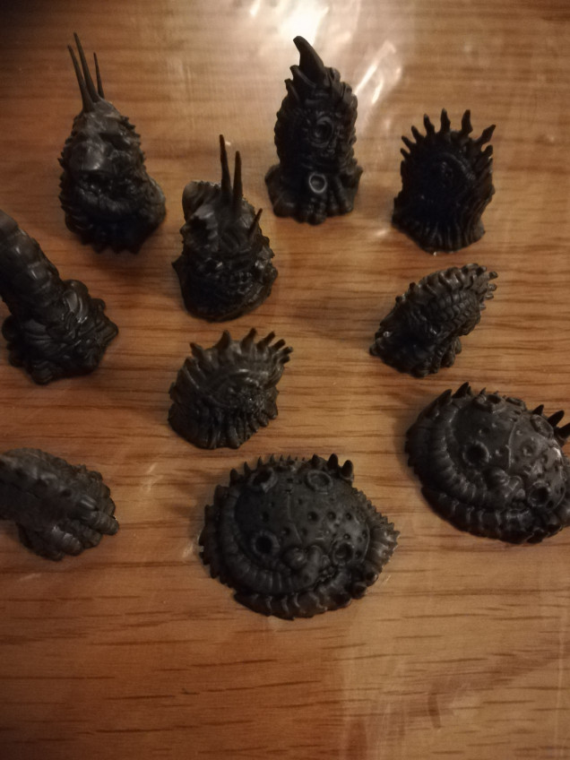 The final contents of the box are alien infestation themed pieces. I have primed them black and will paint them like them in the same theme as the genestealers. 