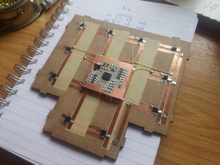 Hall sensors and a microcontroller allow the presence (or absence) of a miniature to be detected