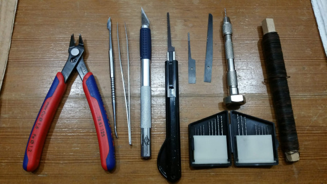 The tools I use: Clippers, Sculpting Tool, Pincers, Paper Knife, Modeling Saw, Hand Drill, Garden Wire