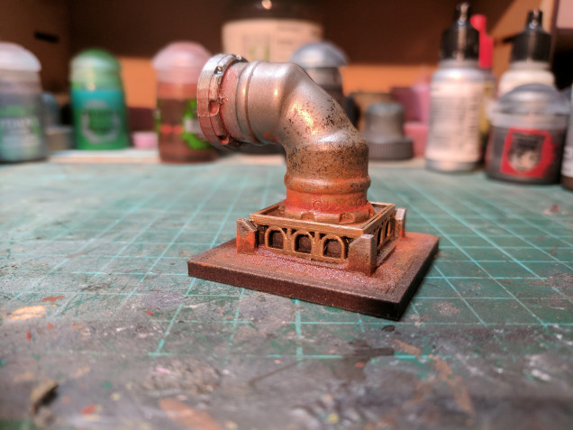 Sprayed the pipe with Lead Belcher, then washed with nuln oil and agrax earthshade (perfect for creating an aged metal look) i added in my own rust mixture (which i will expand on in another entry) and then glued the finished piece to a tile, finally i drybushed a light silver to bring up all the textures.