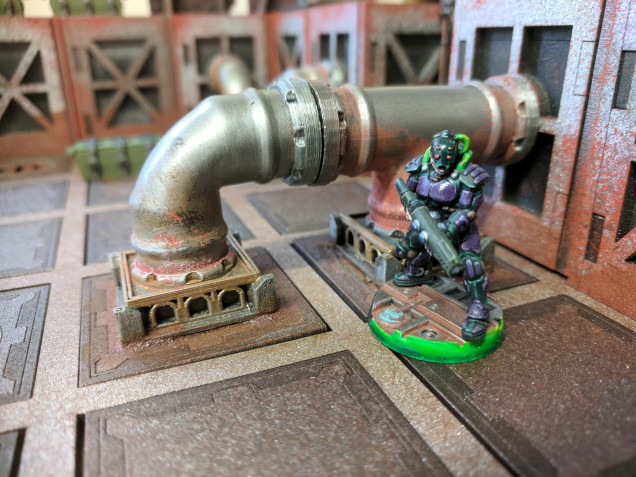 On the picture above the rust paint has been applied to the pipe and the iron powder and glue mix has been applied round the base, after drybrushing with a light silver the texture stands out and gives the same effect as the typhus corrosion technical paint.