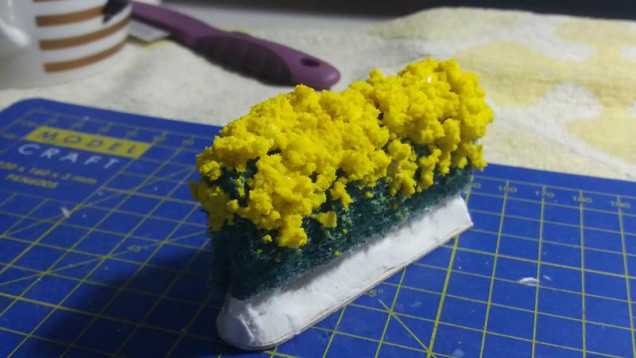 And a small test section as I wanted the hedge to be a bit fluffier than the scouring pads allowed for so Ive added some foam flock soaked in PVA. Once its dried I'll paint it all brown then greenify it to a more natural set of colours.