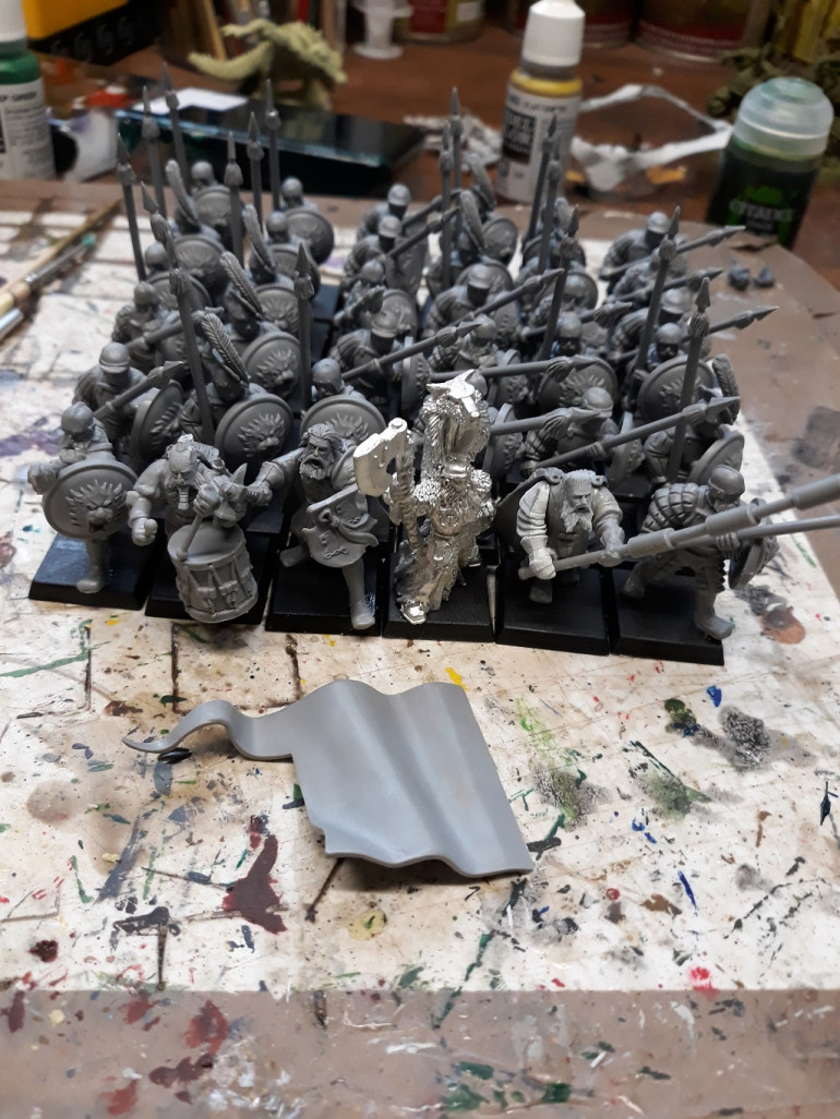 A big block of spearmen with command group and warrior priest - banner to be glued on later so that I can paint it more easily...