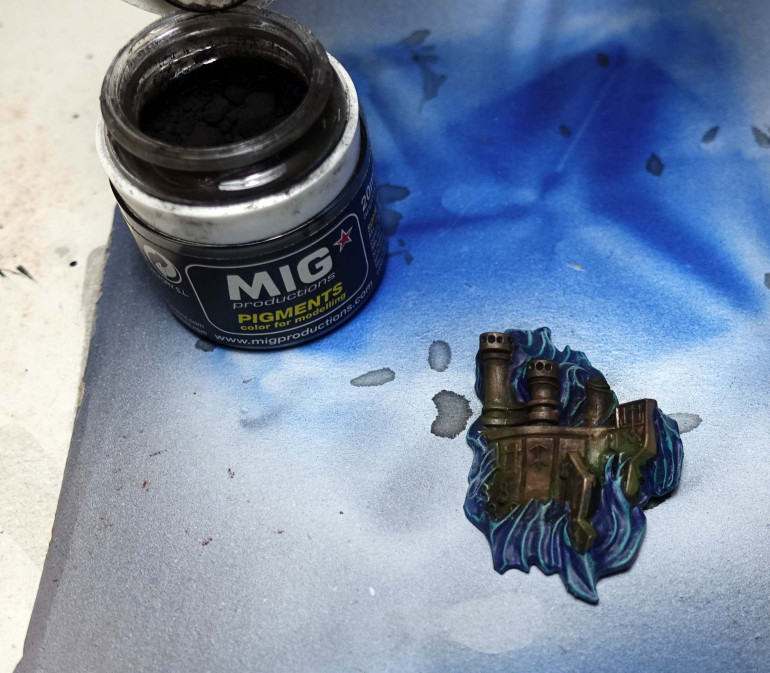 Last pigment powder: Mig Black Smoke. I used this a bit everywhere, but mostly around the top of the chimneys.