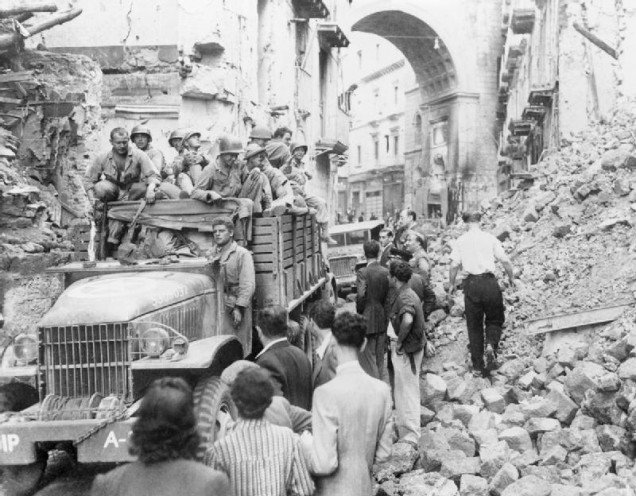 Allied troops enter Naples