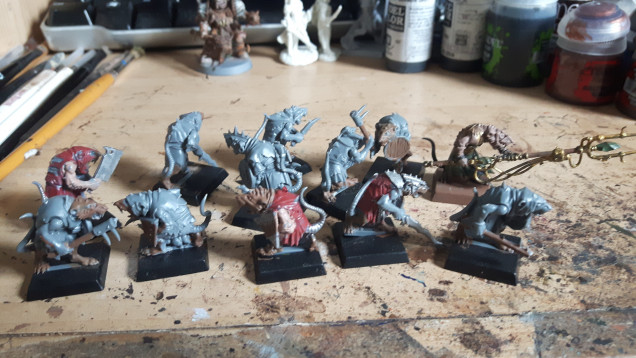 A wadge of Skaven I got in a trade. I'll get them tarted up, then they can go into my Kings of War Ratkin army.