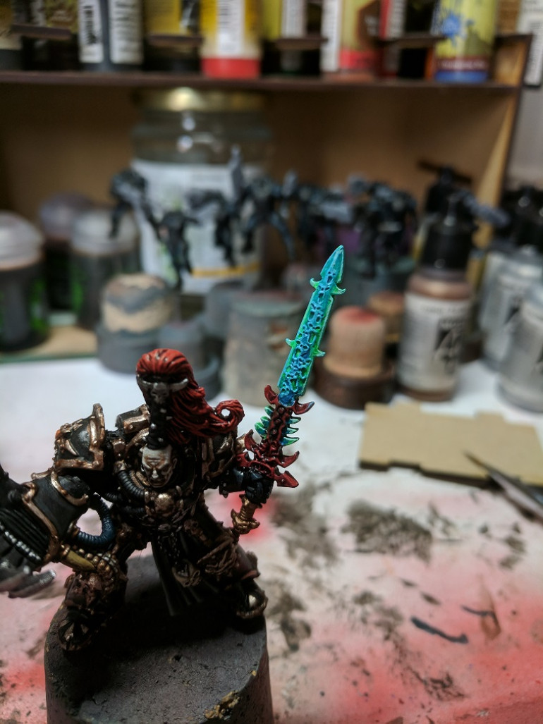 And then finished off the details with a edge highlight of Baharroth Blue and a little white, with that the blade of Drach'nyen is pretty much finished.