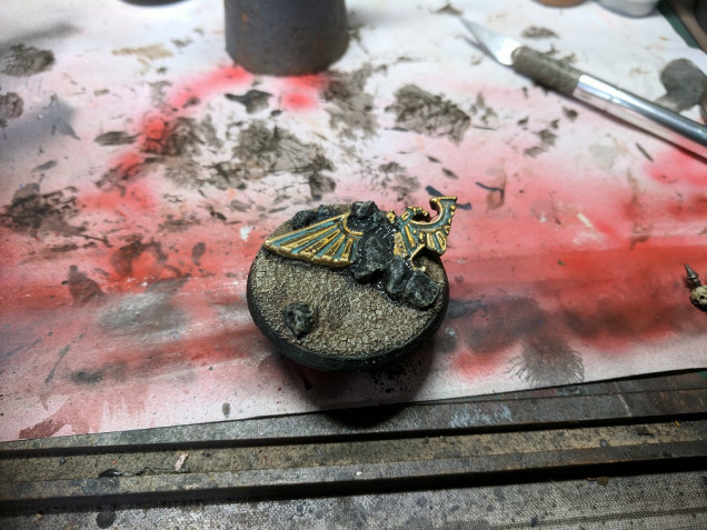 Finally drybrushed the whole base with a light cream such as terminatus stone, added some nihilakh oxide to the recesses of the eagles wings before brightening up the raised areas with retributior gold.