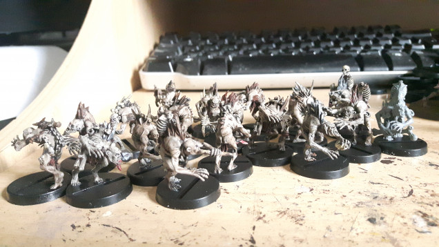 I've rebased  all the gw ghouls in that pile onto old slotta bases. Next step fill the gaps and paint the grey ghoul.