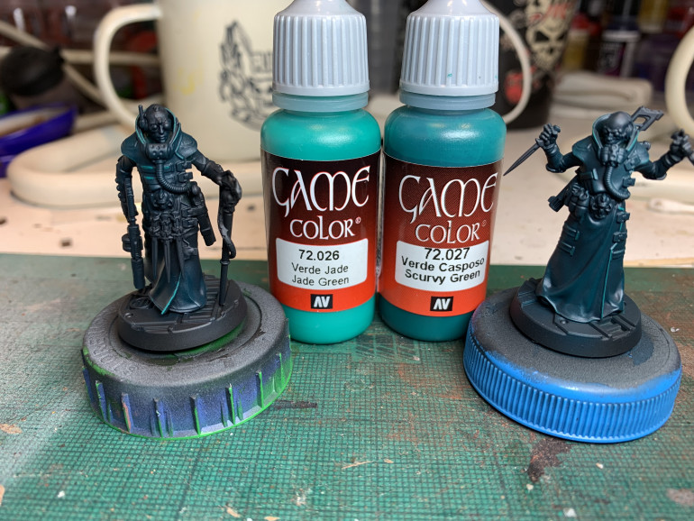 Accentuating the inky green robes. Glazing scurvy green onto the folds and some very sparse edge highlighting with a mix of scurvy green and jade green. Just for that tinge of cyberpunk. 