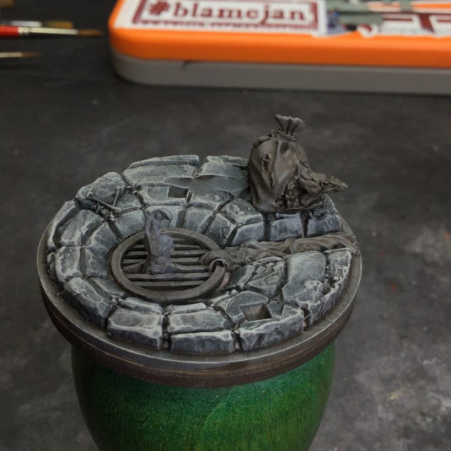 All the Judgement minis come with sculpted bases - love the details on Kvarto's which include a tentacle coming up through a sewer grate and a rat gnawing its way out of a sack !