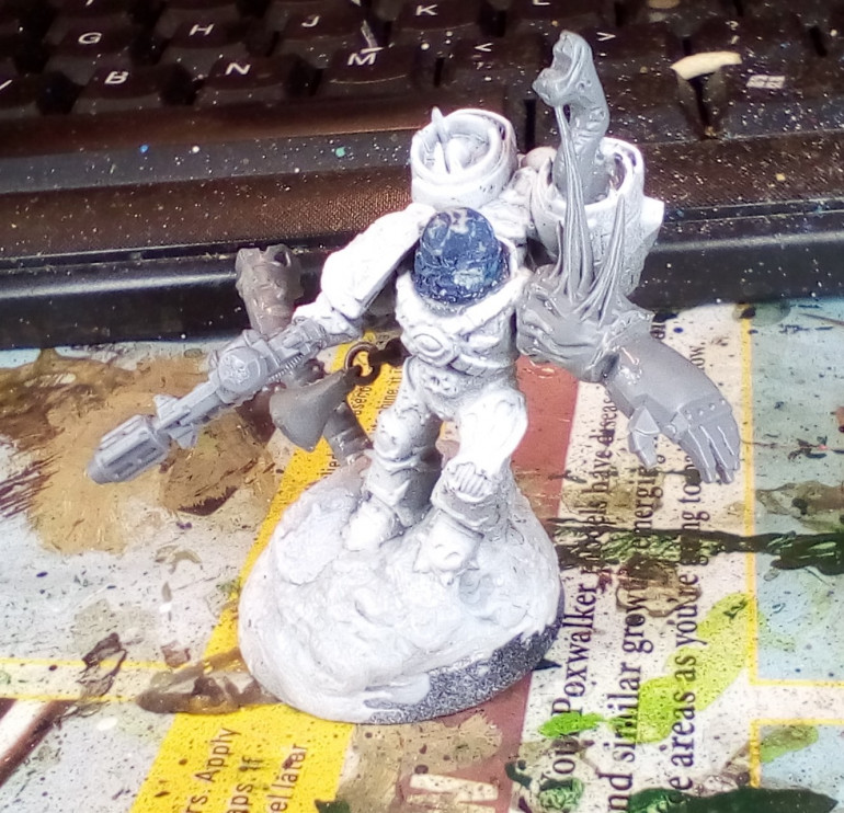 The Body is a Chaos Raptor, the Gun and Fist come from the Betrayal at Calth Set, the head is a Night Lord Head from 30K and the Mutated ARrm is from a WH Fantasy Treeman.