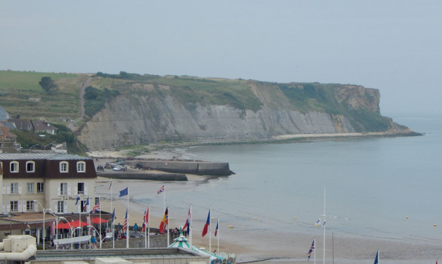 Looking west across the beach at Arromanches.  This was in Item sector, and so far as I can tell wasn't actually 