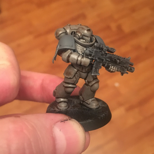 I lefft the shoulder pads untouched, and when drybrshing the model in the first step I was sparing but did not ignore the Boltgun.