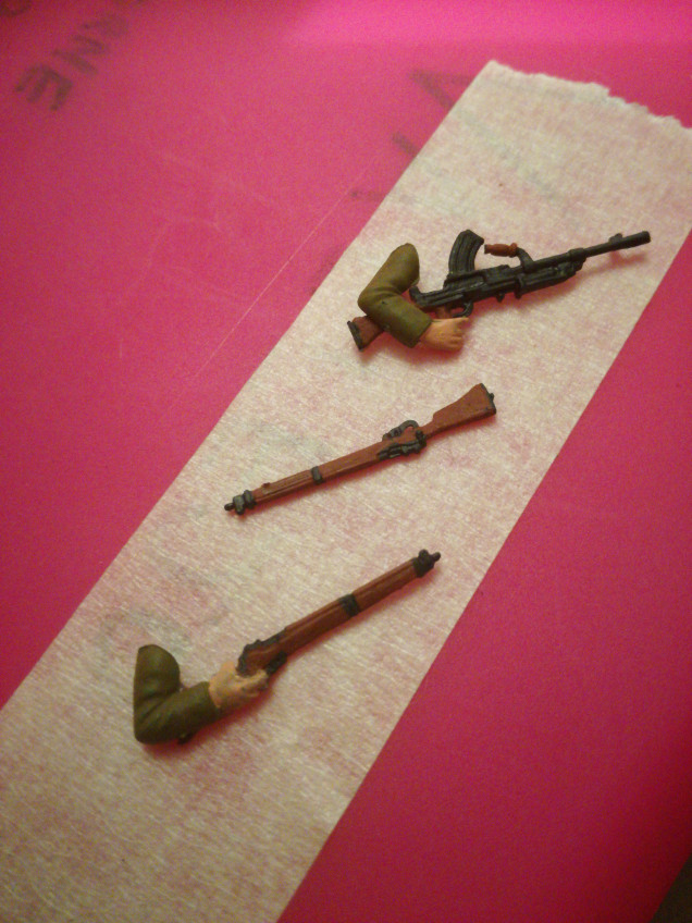 Weapons primed on the sprue with a red oxide rattle can, metal painted with Vallejo panzer grey