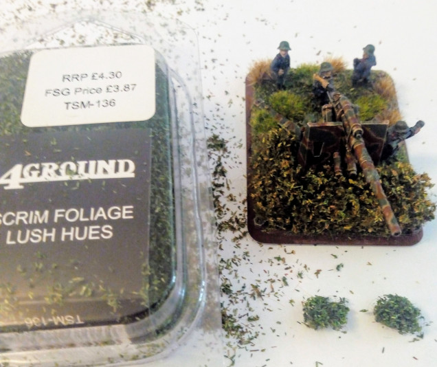 I felt I wanted just a little more volume on one of the bases and to make them just a little different. For this I switch to the 4Ground Lush Foliage. I cut two small squares, distressed then again and made them rounder to act as small bushes.