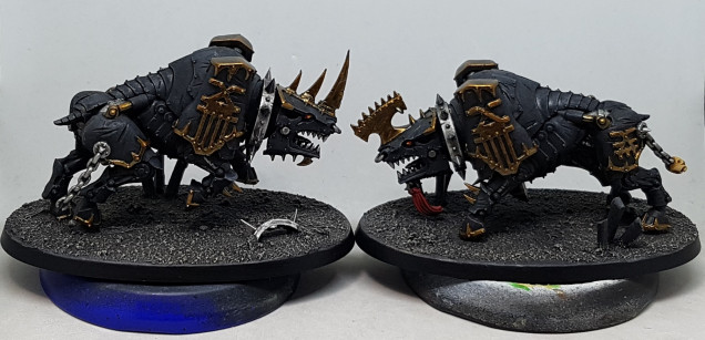 Friday 23/08/19, 2 weeks after the start: I've finished the Juggernauts and painted all the bases, except for the crystals.  Its a 3 day weekend so I expect to finish the Flesh Hounds too.  I'll do all the crystals together.  The eyes were painted the same as the swords, but in reverse order and without the soot.