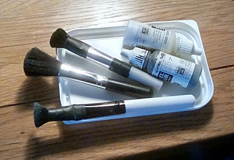 My weapons of choice for today's drybrushing. Make-up brushes are perfect for drybrushing larger items, and the margarine lies are used as pallets - I use the time to remove excess paint from the brushes.