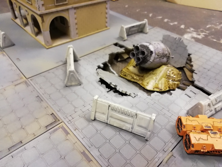 Thought this would make a nice spot for the escape pod. Have to work on the terrain tiles but I like the use of the barricades keeping folk away