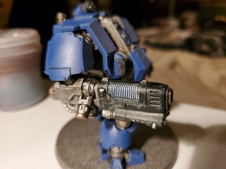 As I was applying the basecoat of Grey Seer, I also basecoated the coils, then a wash of Drakenhof Nightshade was applied all over. Just ignore the patchy paint on the gun casing.
