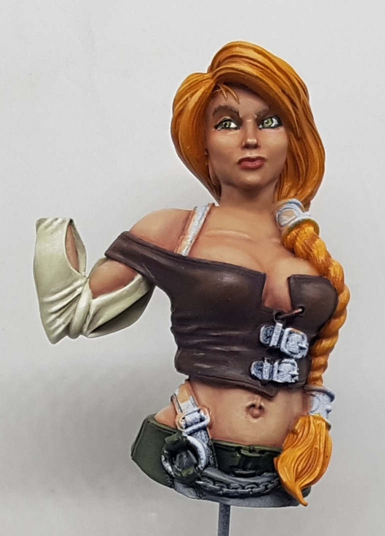 Apron time. Base colour was Hataka Ocean grey. Using the paints below, I then shaded down to a mix of Ocean Grey and Black, and all the way up to a mix of Hammerfal Khaki and Gris Bleu Fonce. Not the best, but its a minor detail and it'll just be background to the chain