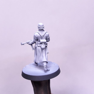 Starting with german Soldier. It has been primed black and then white zenith.