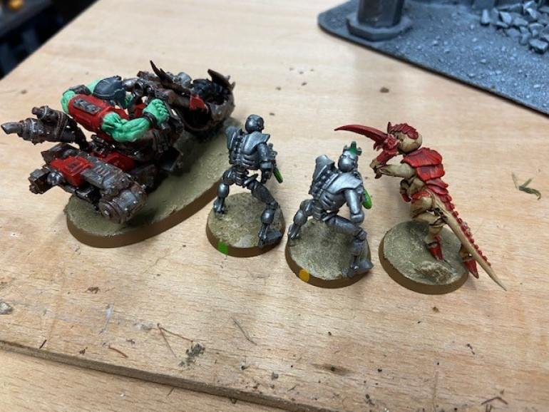 The finished bases, contrasted against my Necrons, Nids and Orks. The Necron bases have a colour blob on the back to seperate the squads, the 3 x 30 man units of Goff boys will be getting this soon, 100% finishing off those units.