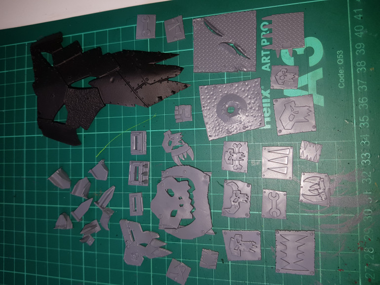 There are loads of extra plates and spikes and bits, I don't think they'll all fit on but I'll likely prime them so that I can go through and select some to paint and stick on where I think it'll look good.