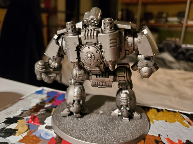 So the basic system here is one I borrowed from the GW painting videos for the Imperial Knights they did some years ago. First up wash all over anything that will be metal with Nuln Oil. This will take a while to dry, so be patient.