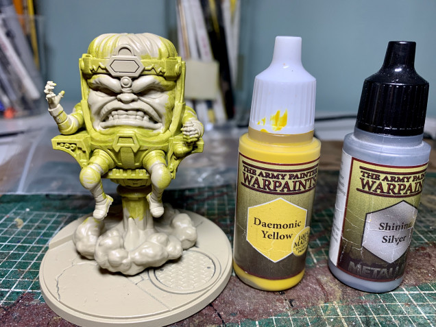 Firstly, a f#@k up! i was toying with the idea a of painting the main body in yellow and in a weird burst of curiousity i mixed yellow with a silver to see if it would give a metallic finish. Tip for you all, it doesnt, just a strange greeny yellow so scrapped that idea and went back to gold!