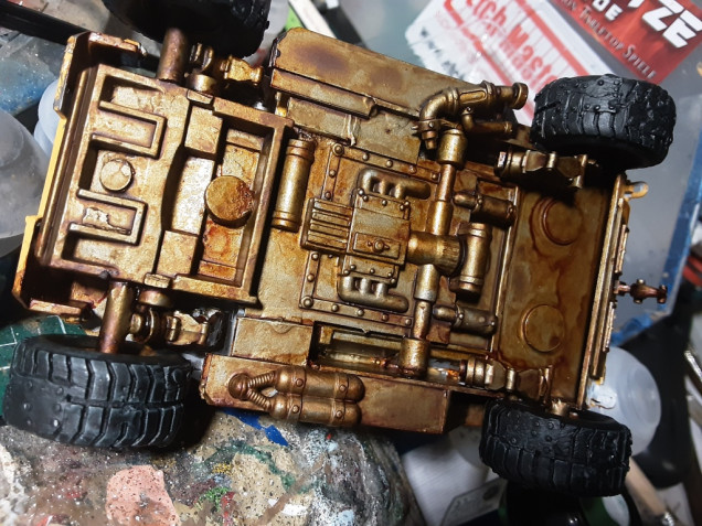 I used a rust effect from dirty down. Not the result i know from the old model mates. A agrax wash doesn't help much, actually it pooled the rust in the corners. i later used a matt varnish with my airbrush. This helped a little bit. Luckily the underside is seldom to be seen.