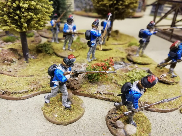 I've been working on a lot of Massachusetts infantry in brown but I found this light infantry colour scheme and added it for variety.