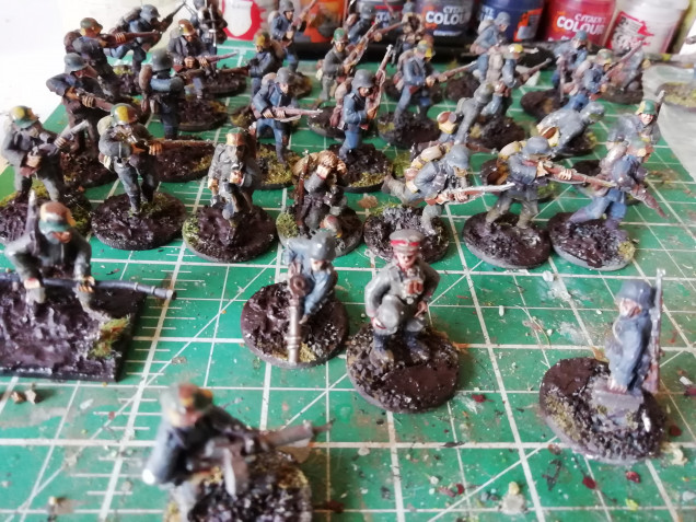 The bases are now a little more muddy. I've also picked out the bayonet tassel colours dirtied a few trousers and painted a couple if chaps in green tunics to represent the odd colour difference in available tunics.