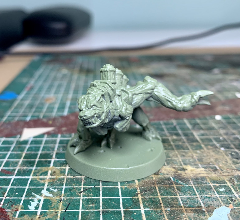 This time it’s dogs, gribbly dogs! Again looking at the primer to do the work here so after an initial Uniform Grey it got an overcoat of Army Green to give a transition to the underside.