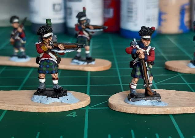 The Gordon Highlanders (L) get lighter blue squares added. I omitted this step for the Black Watch (R) to keep the pattern darker