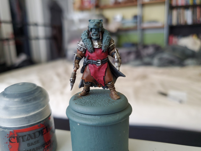 A touch of Mechanicus Standard Grey was used to highlight the black belt and such and was applied with a careful hand...which I can do sometimes... :P