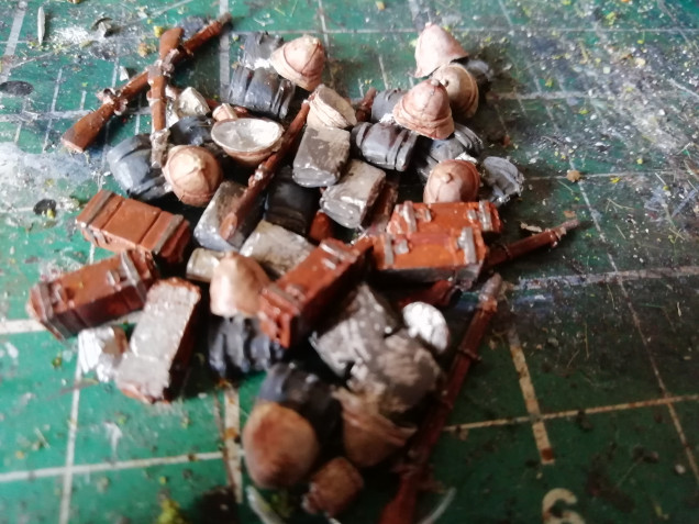 Collection of equipment from empress miniatures. Great for spilling around the battlefield. Helmets from fallen soldiers and those pesky ammunition boxes that you just can't open.